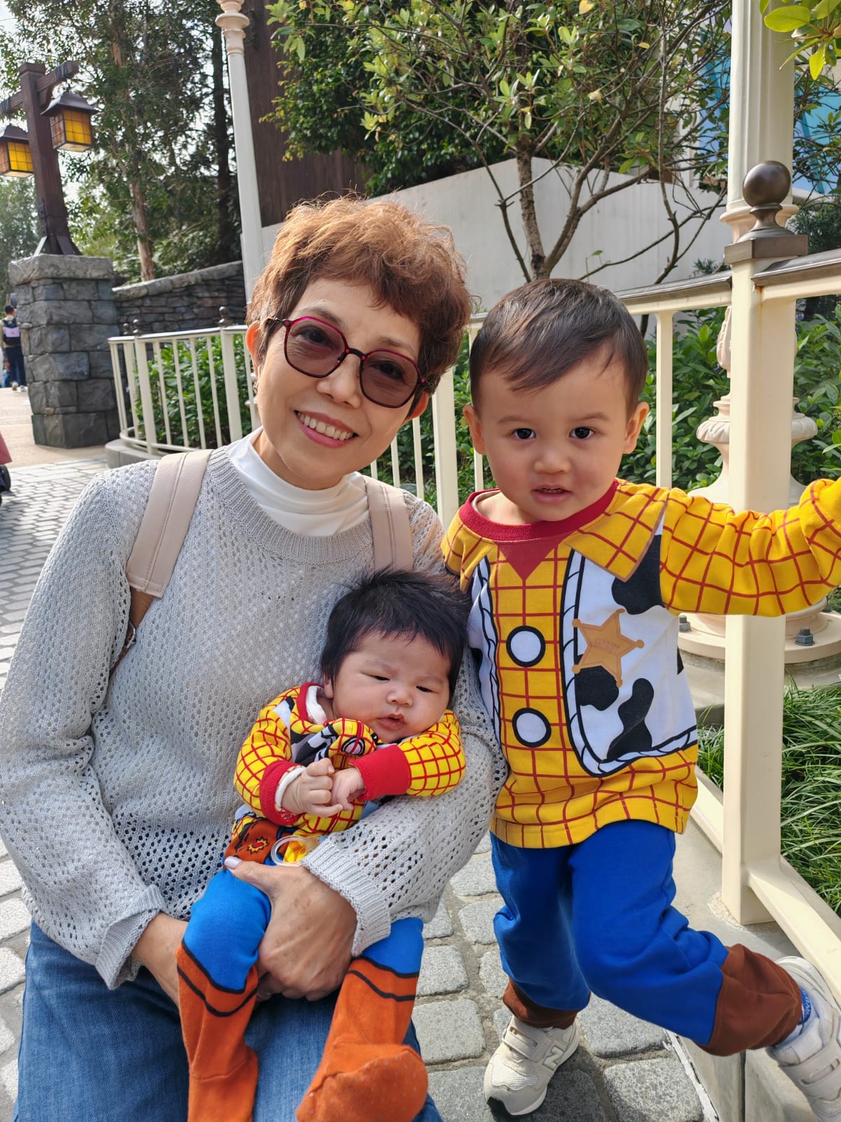 胡惠霞姊妹與孫兒合照
