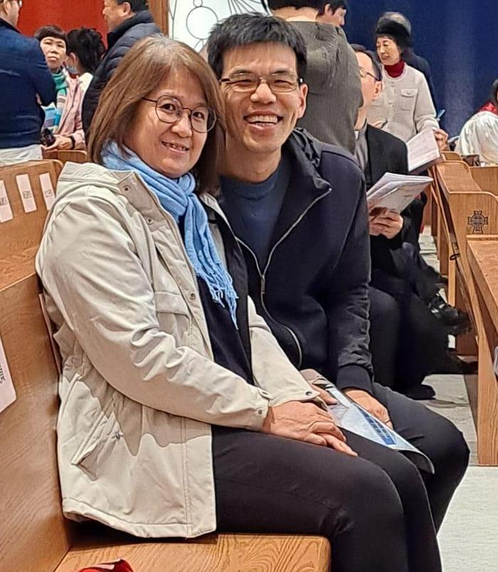 吳志昌弟兄與太太合照        