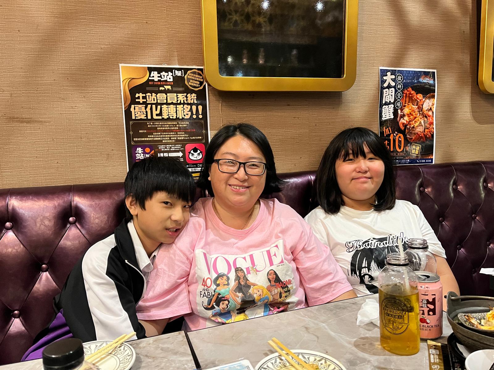 施玲娜姊妹與子女合照